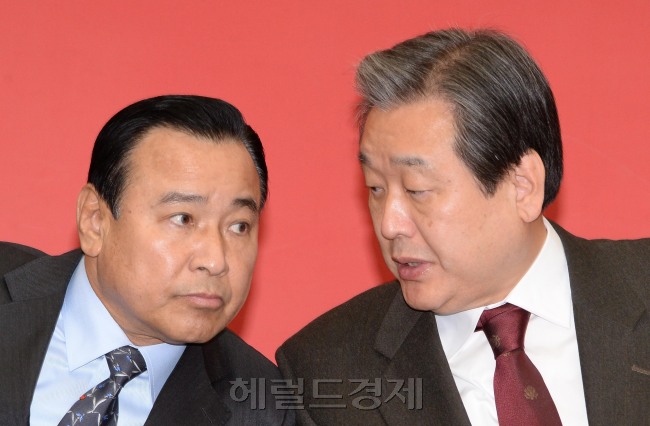 김무성 새누리당 대표(오른쪽)가 18일 오전 국회에서 열린 최고위원회의에서 이완구 원내대표와 이야기를 하고 있다.이길동기자.gdlee@heraldcorp.com
김무성 새누리당 대표(오른쪽)가 18일 오전 국회에서 열린 최고위원회의에서 이완구 원내대표에게 이야기하고 있다. 이 자리에서 김 대표는 대선 승리 2주년을 하루 앞두고 “새누리당은 국민 앞에 겸허히 반성하고 잘못된 관행과 제도와 조직은 과감히 고치면서 희망찬 미래를 만들어 나가도록 노력하겠다”고 말했다.  이길동 기자/gdlee@