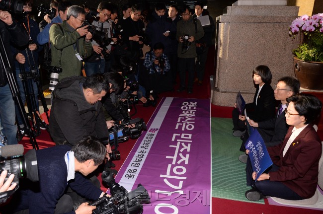 헌법재판소의 통합진보당 정당해산 심판을 하루 앞둔 18일  김재연.이상규.김미희의원이 국회 본청 로텐더홀 계단앞에서 통합진보당 강제해산 저지 민주수호 의원단 농성에서 침묵시위를 하고 있다.이길동기자.gdlee@heraldcorp.com
헌법재판소의 통합진보당 정당해산 심판을 하루 앞둔 18일  김재연.이상규.김미희의원이 국회 본청 로텐더홀 계단앞에서 통합진보당 강제해산 저지 민주수호 의원단 농성에서 침묵시위를 하고 있다.이길동기자.gdlee@heraldcorp.com
헌법재판소의 통합진보당 정당해산 심판을 하루 앞둔 18일 김재연(앞줄 왼쪽부터)ㆍ이 상규ㆍ김미희 의원과 당직자들이 국회 본청 로텐더홀 계단 앞에서 통합진보당 강제해산 저지 민주수호 의원단 농성에 앞서 기자회견을 하고 있다. 이 자리에서 이상규 원내수석부대표 “통합진보당을 죽이면 이 땅 모든 양심세력의 저항이 살아 올라올 것”이라며 “어떤 경우가 되든 박근혜 정권은 벼랑끝으로 내몰릴 것”이라며 강하게 반발했다.  이길동 기자/gdlee@