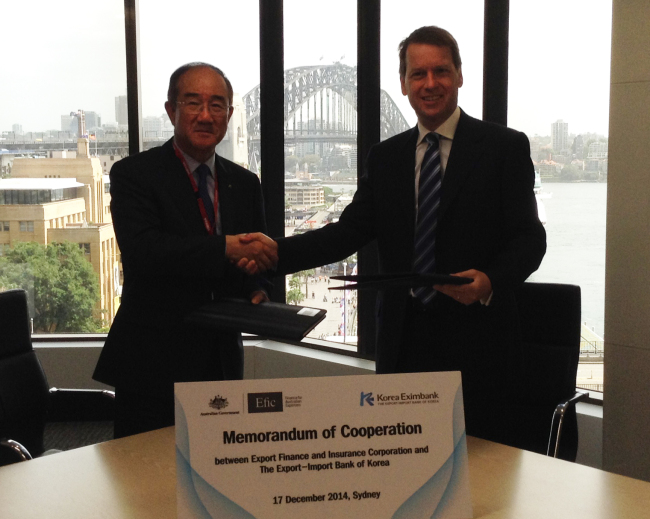 Export-Import Bank of Korea president Lee Duk-hoon (left) shakes hands with his counterpart Andrew Hunter at Australia’s Export Finance and Insurance Corporation on Wednesday after signing an MOU on business collaboration.   Eximbank