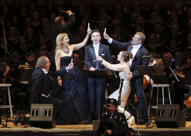 From left: Eric Idle Victoria Clark, William Ferguson, Lauren Worsham, and Marc Kudisch in a scene from “Not The Messiah (He’s a Very Naughty Boy)” with The Collgiate Chorale at Carnegie Hall in New York.   AP-Yonhap