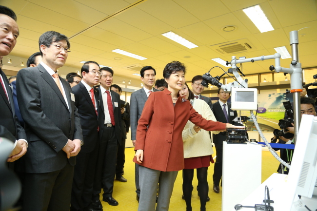 President Park Geun-hye on Wednesday tests a next-generation medical device under development at POSCO’s center for creative economy and innovation, which will formally open early next year in Pohang, North Gyeongsang Province.   POSCO