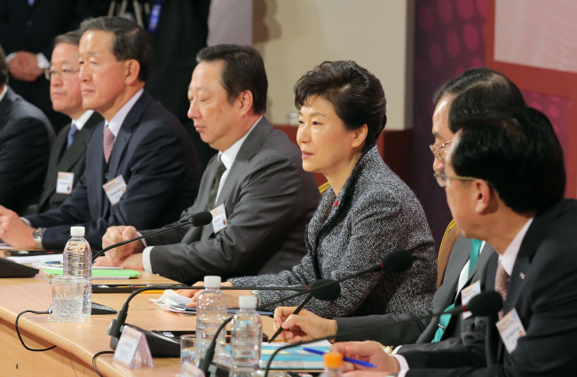President Park Geun-hye speaks at a meeting with representatives of the nation’s five major business associations at Coex in Seoul on Thursday.   Yonhap