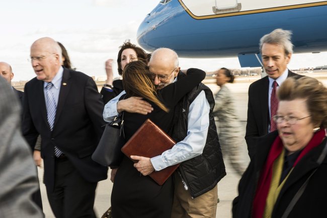 U.S. contractor Alan Gross (center) meets family and friends awaiting his return from five years of captivity in Cuba on Wednesday.   EPA-Yonhap