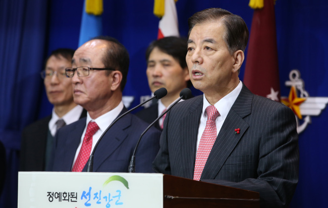 Defense Minister Han Min-koo announces measures to reform culture in the military during a news conference on Thursday.  (Yonhap)