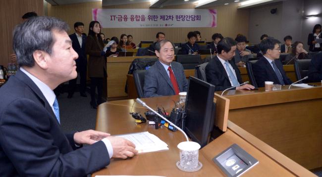 19일 신제윤 금융위원장이 남대문  LG U+(대표 부회장 이상철)에서 열린  IT.금융 융합을 위한 현장간담회에서 인사말을 하고 있다.<br />정희조 기자/checho@heraldcorp.com 141219
19일 신제윤 금융위원장이 남대문  LG U+(대표 부회장 이상철)에서 열린  IT.금융 융합을 위한 현장간담회에서 인사말을 하고 있다.
정희조 기자/checho@heraldcorp.com 141219
신제윤 금융위원장이 19일 서울 중구 LG유플러스 본사에서 열린 ‘ITㆍ금융 융합 현장간담회’에서 LG유플러스가 서비스 중인 간편결제시스템 페이나우(PAYNOW) 결제 시연을 보고 있다. 정희조 기자/checho@