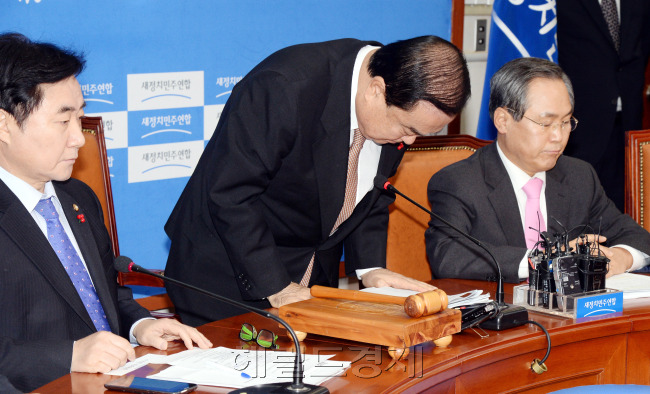 문희상 새정치민주연합 비상대책위원장이 19일 오전 국회에서 열린 비상대책위원회의 에서 처남 인사청탁과 관련  고개숙여 사과 하고 있다.이길동기자.gdlee@heraldcorp.com
문희상 새정치민주연합 비상대책위원장이 19일 오전 국회에서 열린 비상대책위원회의 에서 처남 인사청탁과 관련  고개숙여 사과 하고 있다.이길동기자.gdlee@heraldcorp.com