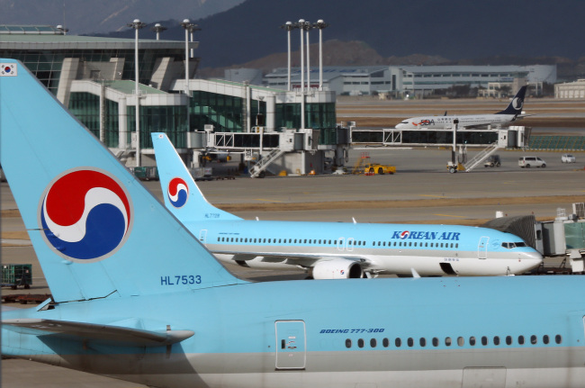 <YONHAP PHOTO-1581> 대한항공, 이미지 추락 (영종도=연합뉴스) 이지은 기자 = 조양호 한진그룹 회장의 큰딸인 조현아 전 부사장의 '땅콩 회황'사건으로 대한항공의 사명도 입방아에 오르내리고 있다. 한 포털사이트 게시판에는 이번 사건이 외국에도 널리 보도돼 망신거리가 됐기 때문에 회사의 이름을 바꿔야 한다는 내용의 청원이 여러 건 올라와 있다. 17일 오후 인천공항에서 대한항공 항공기가 이륙준비를 하고 있다. 2014.12.17 jieunlee@yna.co.kr/2014-12-17 16:35:47/ <저작권자 ⓒ 1980-2014 ㈜연합뉴스. 무단 전재 재배포 금지.>