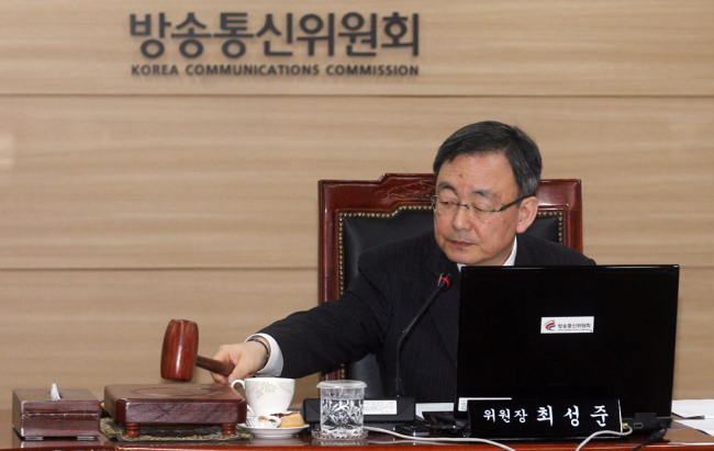 Korea Communications Commission chief Choi Sung-joon pounds a gavel during a conference last month. Yonhap