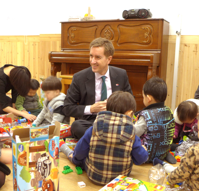 Danish Ambassador to Korea Thomas Lehmann plays with children at the Haesim Orphanage in Seoul on Dec. 12 as part of an annual Christmas charity event with Lego Korea.   Joel Lee/The Korea Herald