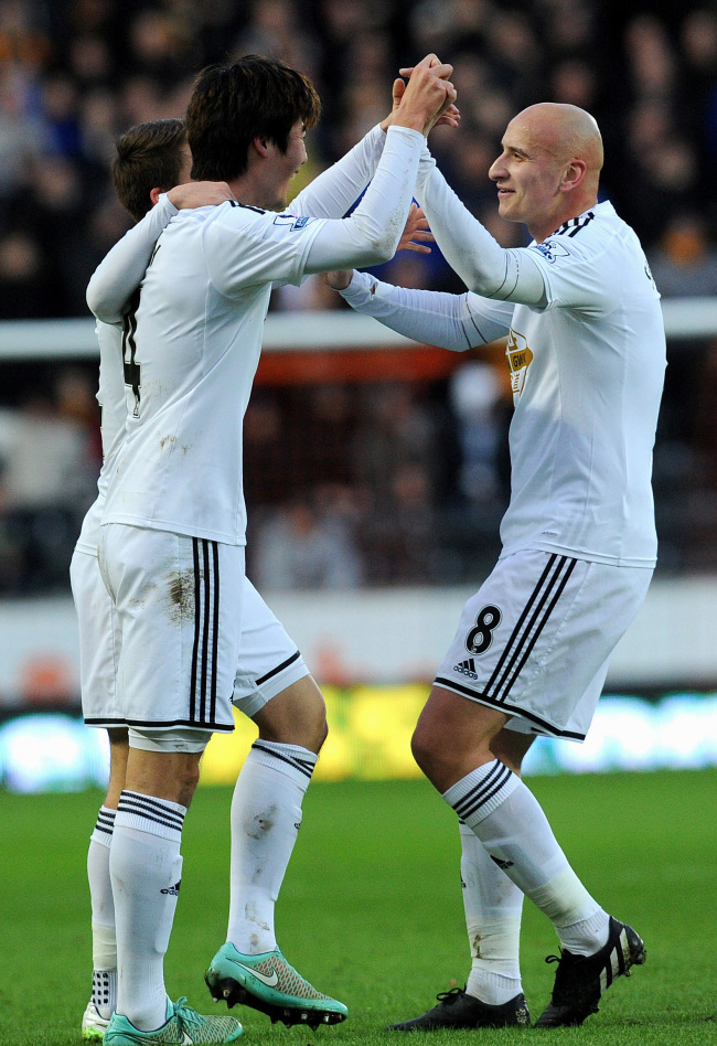 Swansea City’s Ki Sung-yueng (left) celebrates with Jonjo Shelvey on Saturday.    AP-Yonhap