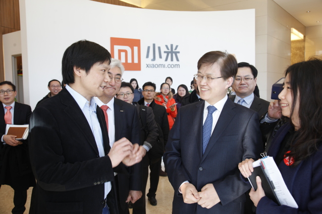 ICT Minister Choi Yang-hee (right) and Lei Jun, chief executive of Chinese smartphone maker Xiaomi, have a discussion session at the Chinese firm’s head office in Beijing, Friday.    ICT Ministry
