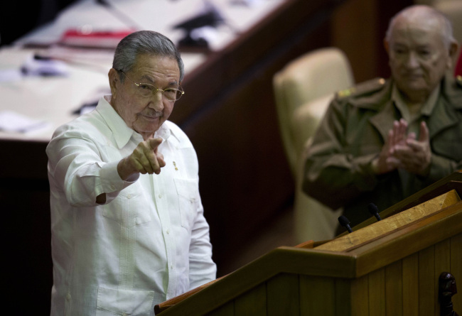 <YONHAP PHOTO-0381> Cuba's President Raul Castro points to the press during the closing of the twice-annual legislative session at the National Assembly in Havana, Cuba, Saturday, Dec. 20, 2014. While praising the historic agreement between Cuba and the U.S. to restore relations, Castro made it clear that the agreement only goes so far, reminding the audience of his call for the U.S. Congress to end the trade embargo. (AP Photo/Ramon Espinosa)/2014-12-21 08:29:24/ <저작권자 ⓒ 1980-2014 ㈜연합뉴스. 무단 전재 재배포 금지.>
Cuba’s President Raul Castro points to the press during the closing of the legislative session at the National Assembly in Havana on Saturday.   AP-Yonhap