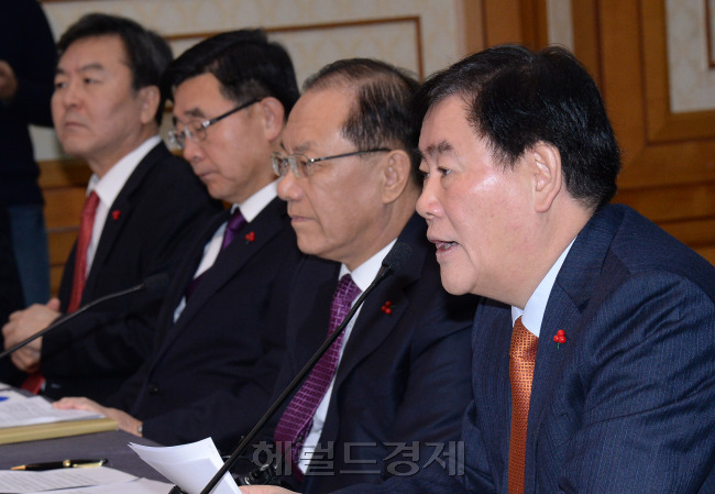 최경환 기획재정부장관 겸 경제부총리가 22일 오전 국회에서 열린 2015년 경제정책방향당정협의에서 모두발언을 하고 있다.이길동기자.gdlee@heraldcorp.com
최경환 기획재정부장관 겸 경제부총리가 22일 오전 국회에서 열린 2015년 경제정책방향당정협의에서 모두발언을 하고 있다.이길동기자.gdlee@heraldcorp.com
최경환 기획재정부장관 겸 경제부총리가 22일 오전 국회에서 열린 2015년 경제정책방향당정협의에서 모두발언을 하고 있다.이길동기자.gdlee@heraldcorp.com