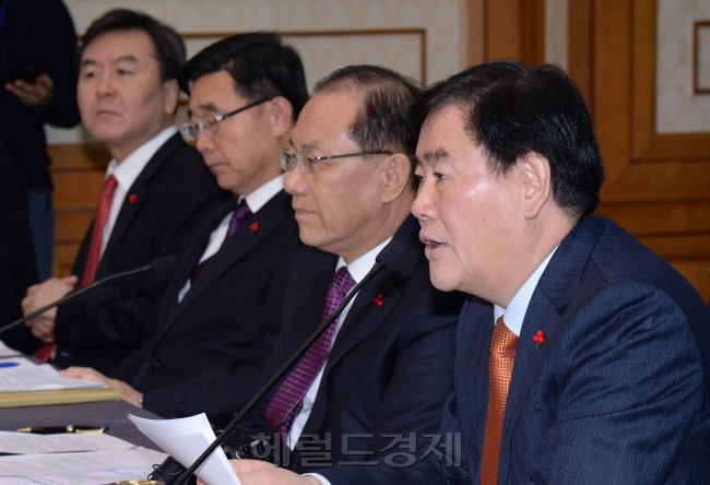 최경환 기획재정부장관 겸 경제부총리가 22일 오전 국회에서 열린 2015년 경제정책방향당정협의에서 모두발언을 하고 있다.이길동기자.gdlee@heraldcorp.com
최경환 기획재정부장관 겸 경제부총리가 22일 오전 국회에서 열린 2015년 경제정책방향당정협의에서 모두발언을 하고 있다.이길동기자.gdlee@heraldcorp.com
최경환 경제부총리와 황우여 사회부총리 등 정부 관계자들이 22일 국회 귀빈식당에서 열린 2015년 경제정책방향 당정협의에서 내년도 경제정책방향에 대해 설명하고 있다. 정부는 이날 노동ㆍ금융ㆍ교육 구조개혁을 핵심으로 한 2015 경제정책방향을 발표했다.   이길동 기자/gdlee@
