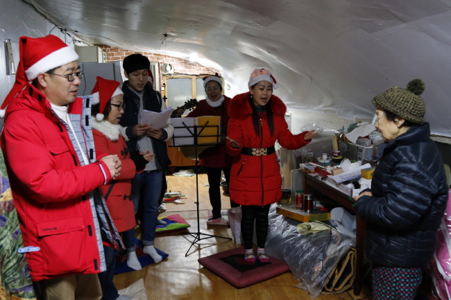<YONHAP PHOTO-0799> 더 케이 서울호텔 찾아가는 산타 행사 개최 (서울=연합뉴스) The-K호텔 서울은 연말을 맞아 최근‘찾아가는 산타’ 행사의 일환으로 서초구에 거주하는 독거노인가정 30가구를 방문했다고 21일 밝혔다. 이날 행사에는 더케이호텔서울, 하이브랜드, 어른 기타 동아리와 청소년이 함께 구성된 ‘기동대와 기린아’ 동아리 회원들이 팀을 나누어 캐럴 등을 연주하는 음악 공연과 함께 추운 겨울 필요로 하는 생필품 등을 전달하며 따뜻한 시간을 가졌다. 2014.12.21 << The-K호텔 >> photo@yna.co.kr/2014-12-21 14:34:35/ <저작권자 ⓒ 1980-2014 ㈜연합뉴스. 무단 전재 재배포 금지.>
<YONHAP PHOTO-0799> 더 케이 서울호텔 찾아가는 산타 행사 개최 (서울=연합뉴스) The-K호텔 서울은 연말을 맞아 최근‘찾아가는 산타’ 행사의 일환으로 서초구에 거주하는 독거노인가정 30가구를 방문했다고 21일 밝혔다. 이날 행사에는 더케이호텔서울, 하이브랜드, 어른 기타 동아리와 청소년이 함께 구성된 ‘기동대와 기린아’ 동아리 회원들이 팀을 나누어 캐럴 등을 연주하는 음악 공연과 함께 추운 겨울 필요로 하는 생필품 등을 전달하며 따뜻한 시간을 가졌다. 2014.12.21 << The-K호텔 >> photo@yna.co.kr/2014-12-21 14:34:35/ <저작권자 ⓒ 1980-2014 ㈜연합뉴스. 무단 전재 재배포 금지.>