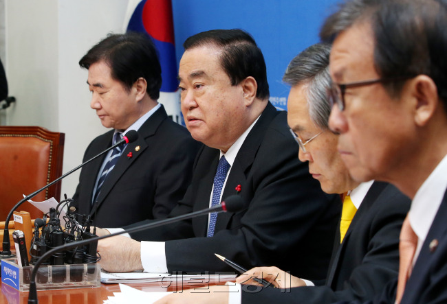 문희상 새정치민주연합 비상대책위원장이 22일 오전 국회에서 열린 비상대책위원회의에서 모두발언을 하고 있다.이길동기자.gdlee@heraldcorp.cpm
문희상 새정치민주연합 비상대책위원장이 22일 오전 국회에서 열린 비상대책위원회의에서 모두발언을 하고 있다.이길동기자.gdlee@heraldcorp.cpm