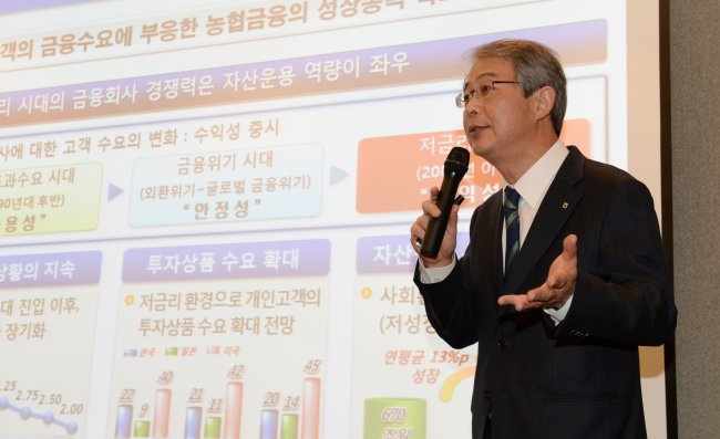 NongHyup Financial Group chairman Yim Jong-yong speaks during a press conference in Seoul on Monday.   NongHyup Financial Group