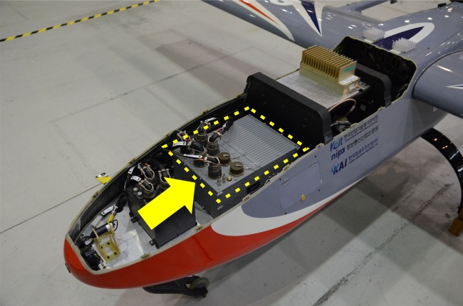 The yellow arrow points to a computer inside a drone embedded with the ETRI’s Qplus Air operating system.   ETRI