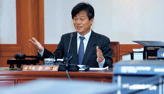 National Election Commission Chairman Lee In-bok presides over the meeting that ruled to remove proportional representatives of the defunct Unified Progressive Party from local assemblies in Gwacheon, Gyeonggi Province, on Monday. The UPP was dissolved Friday following the ruling by the Constitutional Court. Ahn Hoon/The Korea Herald