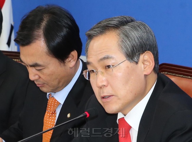 우윤근 새정치민주연합 원내대표가 23일 오전 국회에서 열린 원내대책회의에서 모두발언을 하고 있다.이길동기자.gdlee@heraldcorp.com
우윤근 새정치민주연합 원내대표가 23일 오전 국회에서 열린 원내대책회의에서 모두발언을 하고 있다.이길동기자.gdlee@heraldcorp.com