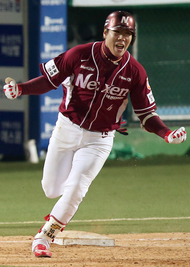 Kang Jung-ho batted .356 with 40 home runs and 117 RBIs last year.   Yonhap