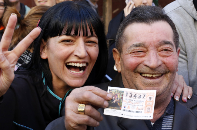Winners of a Spain lottery celebrate winning a prize in the “El Gordo” lottery in La Eliana, Spain, Monday.   AP-Yonhap