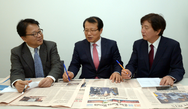 Members of The Korea Herald Best Brand Awards Board review the candidates for the awards at Herald Corp.’s head office in Seoul. From left: Park Heung-soo, professor of marketing at Yonsei University School of Business, Sim Jae-ik, advertising director of The Korea Herald, and Lim Young-Kyun, professor of business administration at Kwangwoon University.   Chung Hee-cho/The Korea Herald