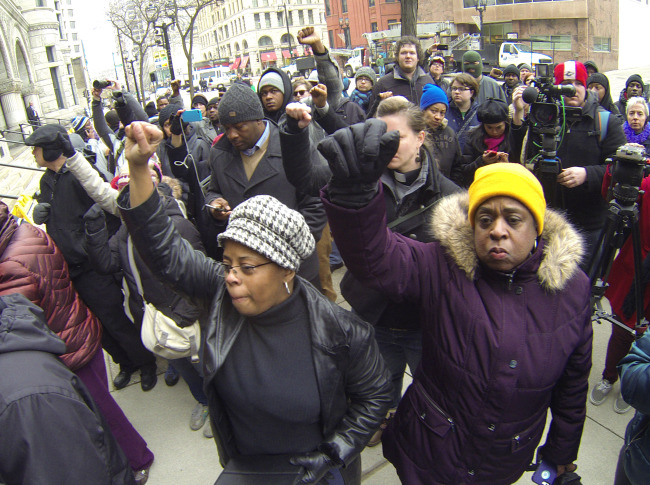 Protesters march in Milwaukee on Monday after authorities announced a white Milwaukee police officer who fatally shot a mentally ill black man in April would not face criminal charges.   AP-Yonhap
