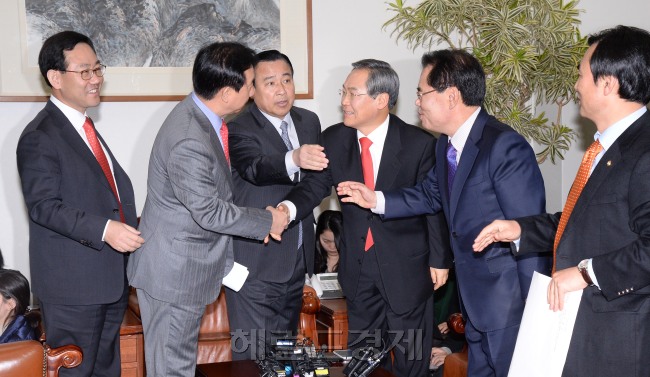 이완구 새누리당 원내대표와 우윤근 새정치민주연합 원내대표가 23일 오전 국회 운영위원장실에서 열린 여야 원내대표 주례회동에 앞서 여야 원내지도부와 인사를 하고 있다. <br />이길동기자.gdlee@heraldcorp.com
이완구 새누리당 원내대표와 우윤근 새정치민주연합 원내대표가 23일 오전 국회 운영위원장실에서 열린 여야 원내대표 주례회동에 앞서 여야 원내지도부와 인사를 하고 있다.
이길동기자.gdlee@heraldcorp.com
이완구 새누리당 원내대표와 우윤근 새정치민주연합 원내대표가 23일 오전 국회 운영위원장실에서 열린 여야 원내대표 주례회동에 앞서 여야 원내지도부와 인사를 하고 있다.
이길동기자.gdlee@heraldcorp.com