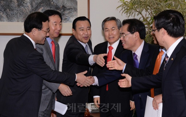 이완구 새누리당 원내대표와 우윤근 새정치민주연합 원내대표가 23일 오전 국회 운영위원장실에서 열린 여야 원내대표 주례회동에 앞서 여야 원내지도부와 인사를 하고 있다. <br />이길동기자.gdlee@heraldcorp.com
이완구 새누리당 원내대표와 우윤근 새정치민주연합 원내대표가 23일 오전 국회 운영위원장실에서 열린 여야 원내대표 주례회동에 앞서 여야 원내지도부와 인사를 하고 있다.
이길동기자.gdlee@heraldcorp.com