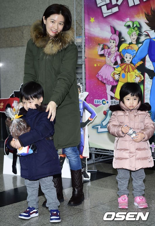 이영애 쌍둥이 아이들과 번개맨 관람…딸 외모가 엄마 얼굴을 쏙~ ‘깜짝’