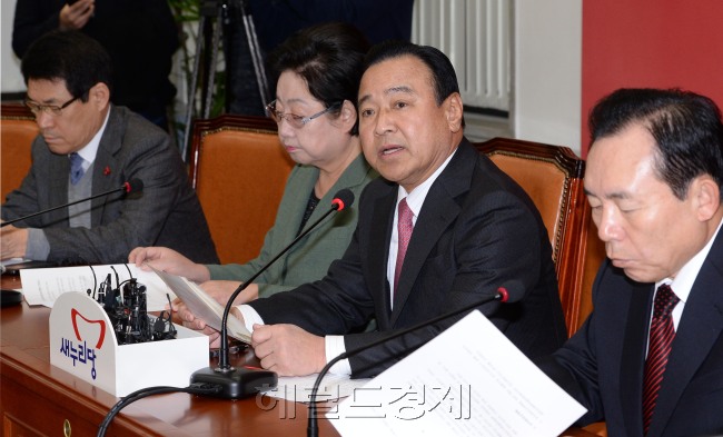 이완구 새누리당 원내대표가 24일 오전 국회에서 열린 최고중진연석회의에서 모두발언을 하고 있다.이길동기자.gdlee@heraldcorp.com
이완구 새누리당 원내대표가 24일 오전 국회에서 열린 최고중진연석회의에서 모두발언을 하고 있다.이길동기자.gdlee@heraldcorp.com