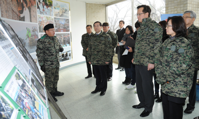 <YONHAP PHOTO-1897> 박원순 서울시장, 특수전사령부 위문 방문 (서울=연합뉴스) 홍해인 기자 = 박원순 서울시장이 23일 서울 송파구 특수전사령부를 방문해 지휘관으로부터 부대 현황에 대한 설명을 듣고 있다. 2014.12.23 << 서울시 제공>> photo@yna.co.kr/2014-12-23 20:26:02/ <저작권자 ⓒ 1980-2014 ㈜연합뉴스. 무단 전재 재배포 금지.>
<YONHAP PHOTO-1897> 박원순 서울시장, 특수전사령부 위문 방문 (서울=연합뉴스) 홍해인 기자 = 박원순 서울시장이 23일 서울 송파구 특수전사령부를 방문해 지휘관으로부터 부대 현황에 대한 설명을 듣고 있다. 2014.12.23 << 서울시 제공>> photo@yna.co.kr/2014-12-23 20:26:02/ <저작권자 ⓒ 1980-2014 ㈜연합뉴스. 무단 전재 재배포 금지.>