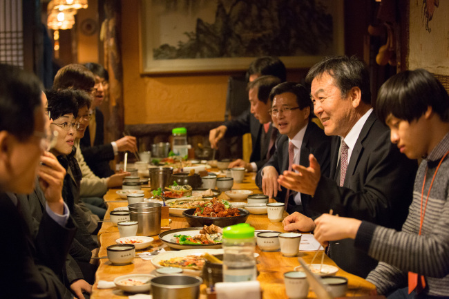 “죽기, 살기!” 신제윤 금융위원장이 지난 23일 서울 마포구의 한 주점에서 그간 기술금융 현장에서 만난 지원 기업인과 코넥스기업 대표 등을 초청해 ‘막걸리 톡(Talk)’ 행사를 가졌다. 신 위원장은 이 자리에서 막걸리를 들고 ‘죽기 살기’란 건배사로 눈길을 끌었다. 이는 ‘죽어도 기술금융, 살아도 기술금융’이라는 의미로 기술금융에 대한 강한 의지를 보인 것이다.  신 위원장은 이날 기술기업 현장의 애로사항을 청취하고, 금융위의 기술금융 정책방향을 설명하는 등 올해 기술금융 현장방문 행사를 마무리했다. 또 코넥스시장을 집중 육성하겠다고 약속했다.