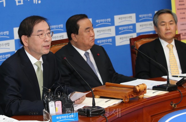 박원순 서울시장이 24일 오전 국회에서 열린 비상대책위원회의에 참석 인사말을 하고 있다.이길동기자.gdlee@heraldcorp.com
박원순 서울시장이 24일 오전 국회에서 열린 비상대책위원회의에 참석 인사말을 하고 있다.이길동기자.gdlee@heraldcorp.com