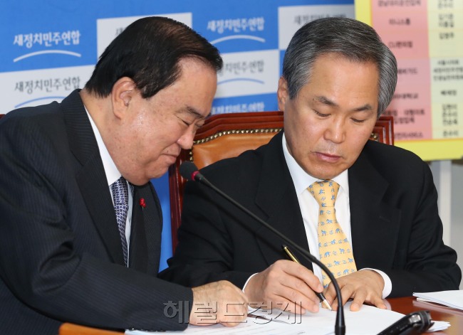문희상새정치민주연합 비상대책위원장(왼쪽)이 24일 오전 국회에서 열린 비상대책위원회의에서 우윤근 원내대표와 이야기를  하고 있다.이길동기자.gdlee@heraldcorp.com
문희상새정치민주연합 비상대책위원장(왼쪽)이 24일 오전 국회에서 열린 비상대책위원회의에서 우윤근 원내대표와 이야기를  하고 있다.이길동기자.gdlee@heraldcorp.com
