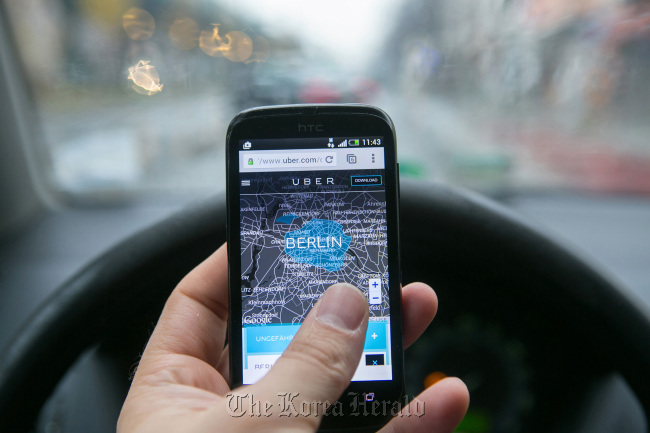 A HTC Corp. smartphone displays a city map of Berlin in the driver's seat of an automobile in this photo dated Nov. 24. (Bloomberg-Yonhap)