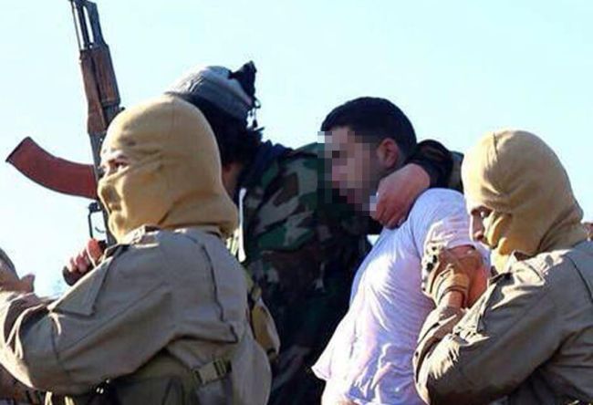 A still image released by the Islamic State group’s branch in Raqa on jihadist websites on Wednesday purportedly shows a Jordanian pilot captured by IS group’s fighters after they shot down a warplane from the U.S.-led coalition with an antiaircraft missile near Raqa city in Syria.   AFP-Yonhap