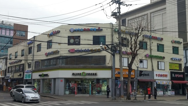 불법간판 교체 전 (사진 맨 위)과 교체 후 모습.