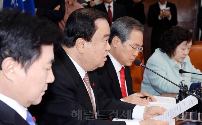 문희상 새정치민주연합 비상대책위원장이 26일오전 국회에서 열린 비상대책위원회의에 참석해 모두발언을 하고 있다.이길동기자.gdlee@heraldcorp.com
문희상 새정치민주연합 비상대책위원장이 26일오전 국회에서 열린 비상대책위원회의에 참석해 모두발언을 하고 있다.이길동기자.gdlee@heraldcorp.com