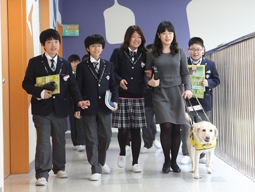 <YONHAP PHOTO-0351> 시각장애인 교사와 8년 함께한 안내견 '미담이' 은퇴 (서울=연합뉴스) 올해로 10살인 래브라도 리트리버종 안내견 '미담이'가 시각장애인 교사인 김경민(26·여)씨를 8년간 한결같이 보살핀 끝에 26일 은퇴했다. 김경민 씨와 미담이, 제자들이 서울 서대문구 인왕중에서 즐거운 시간을 보내고 있다. 2014.12.26 << 삼성화재 제공 >> photo@yna.co.kr/2014-12-26 09:42:00/ <저작권자 ⓒ 1980-2014 ㈜연합뉴스. 무단 전재 재배포 금지.>
<YONHAP PHOTO-0351> 시각장애인 교사와 8년 함께한 안내견 '미담이' 은퇴 (서울=연합뉴스) 올해로 10살인 래브라도 리트리버종 안내견 '미담이'가 시각장애인 교사인 김경민(26·여)씨를 8년간 한결같이 보살핀 끝에 26일 은퇴했다. 김경민 씨와 미담이, 제자들이 서울 서대문구 인왕중에서 즐거운 시간을 보내고 있다. 2014.12.26 << 삼성화재 제공 >> photo@yna.co.kr/2014-12-26 09:42:00/ <저작권자 ⓒ 1980-2014 ㈜연합뉴스. 무단 전재 재배포 금지.>
<YONHAP PHOTO-0351> 시각장애인 교사와 8년 함께한 안내견 '미담이' 은퇴 (서울=연합뉴스) 올해로 10살인 래브라도 리트리버종 안내견 '미담이'가 시각장애인 교사인 김경민(26·여)씨를 8년간 한결같이 보살핀 끝에 26일 은퇴했다. 김경민 씨와 미담이, 제자들이 서울 서대문구 인왕중에서 즐거운 시간을 보내고 있다. 2014.12.26 << 삼성화재 제공 >> photo@yna.co.kr/2014-12-26 09:42:00/ <저작권자 ⓒ 1980-2014 ㈜연합뉴스. 무단 전재 재배포 금지.>