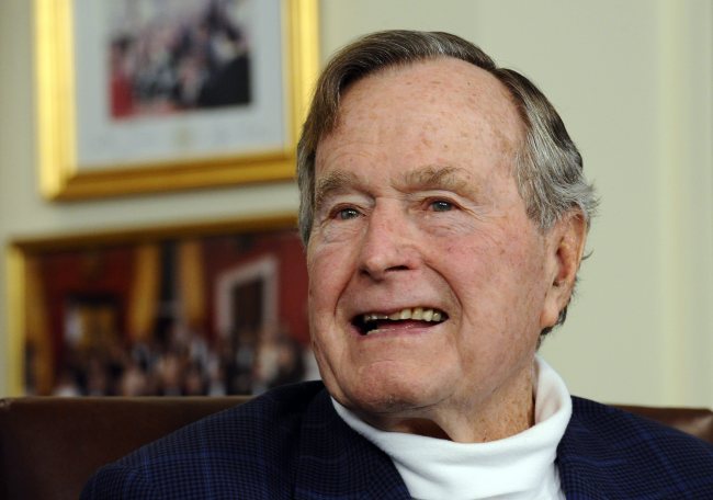 <YONHAP PHOTO-1751> epa04539137 (FILE) Former US President George H.W. Bush in his office in Houston, Texas, USA, 29 March 2012. Former US President George Bush senior was taken to hospital with breathing difficulties, his spokesman said late 23 December 2014. Bush, 90, was taken to a clinic in Houston, Texas, as a precautionary measure, where he would be kept under observation, he said. Republican George HW Bush was president from 1989 to 1993. His son George W was in office from 2001 to 2009. EPA/LARRY W. SMITH/2014-12-24 17:29:09/ <저작권자 ⓒ 1980-2014 ㈜연합뉴스. 무단 전재 재배포 금지.>
Former U.S. President George H.W. Bush.    EPA-Yonhap