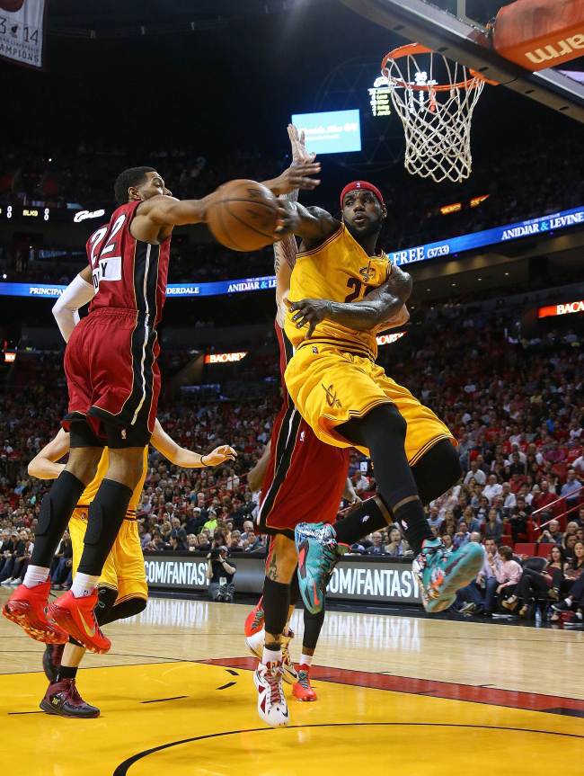 LeBron James (right) of the Cleveland Cavaliers passes during a game against the Miami Heat at American Airlines Arena in Miami, Florida, Thursday.   AFP-Yonhap