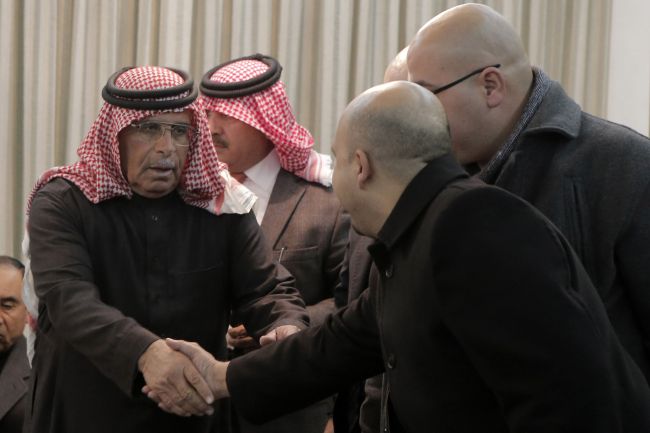 Safi al-Kassasbeh (left), the father of Jordanian pilot Maaz, who was captured by the Islamic State in Syria, welcomes well-wishers in the house of a relative in Amman on Thursday.   AFP-Yonhap