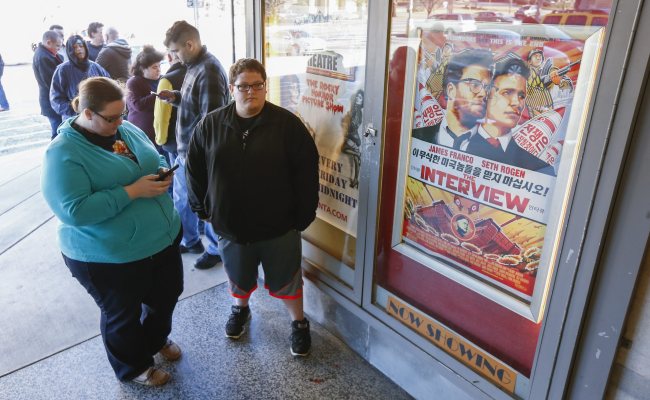 People wait in line on Christmas Day to watch “The Interview” at the Plaza Theater in Atlanta, Georgia.    EPA-Yonhap