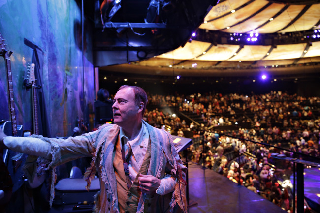 Bruce Rickerd hangs up his guitar after a performance of the show “Mystere” on Dec. 27 in Las Vegas.   AP-Yonhap