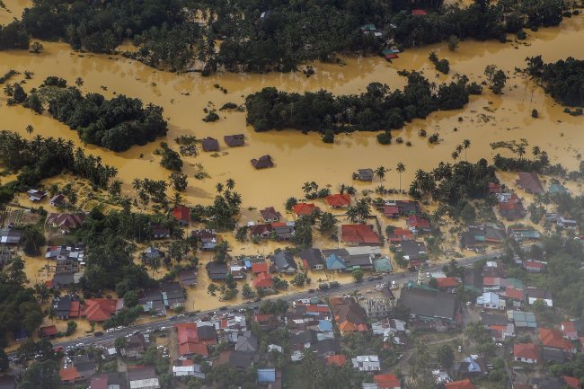 An aerial view of a settlement submerged by floodwaters in the Pengkalan Chepa district of Kelantan, Malaysia, Sunday    EPA-Yonhap