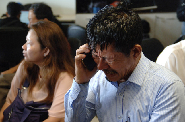 A man related to people on board missing Malaysian air carrier AirAsia flight QZ8501 makes a phone call at Juanda international airport in Surabaya in East Java, Indonesia, Sunday.   Xinhua-Yonhap
A man related to people on board missing Malaysian air carrier AirAsia flight QZ8501 makes a phone call at Juanda international airport in Surabaya in East Java, Indonesia, Sunday.   Xinhua-Yonhap