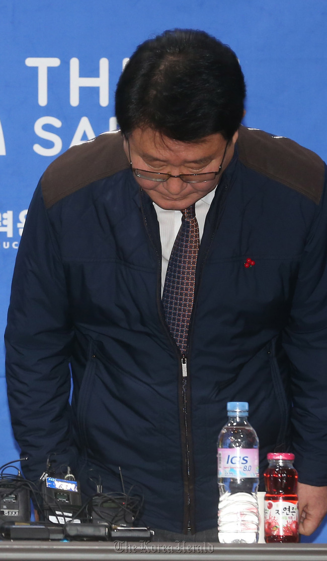 Cho Seok, chief executive of the Korea Hydro and Nuclear Power, apologizes during a news conference at the company`s Seoul headquarters on Sunday over a recent series of data leaks involving nuclear reactors. (Yonhap)