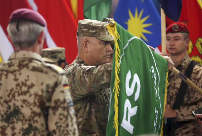 Commander of the International Security Assistance Force, Gen. John Campbell, opens the “Resolute Support” flag during a ceremony at the ISAF headquarters in Kabul, Afghanistan, Sunday.   AP-Yonhap